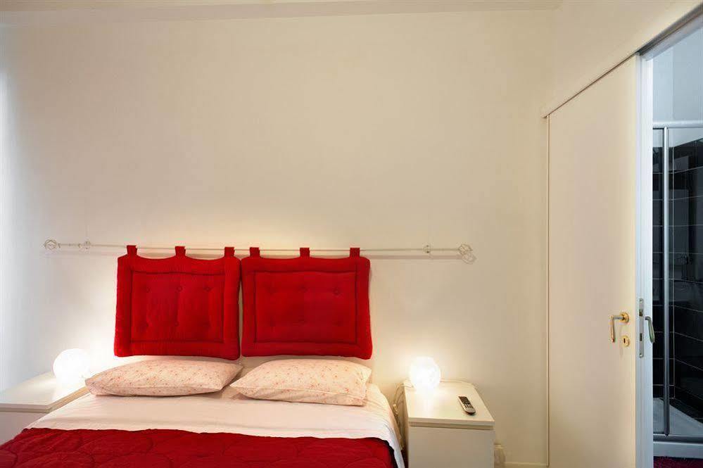 Interno 9 Hotel Rome Bagian luar foto